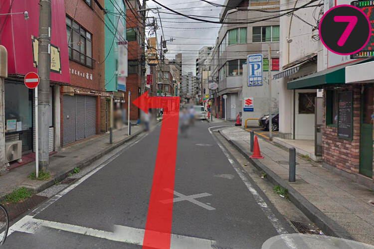 左手に地獄ラーメン田中屋というお店がありますので、そこの横断歩道を渡った路地に入ってくと.....